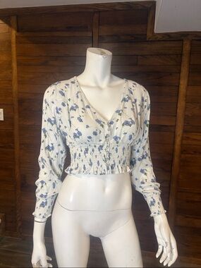 Source Unknown White Cropped Button-Front Floral Smocked Top with Blue Print